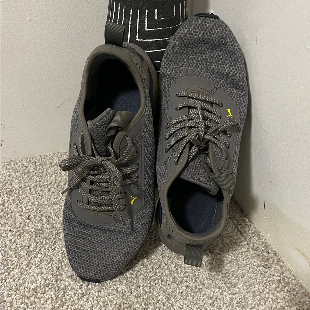 Men's Gray Athletic Shoes size 8.5